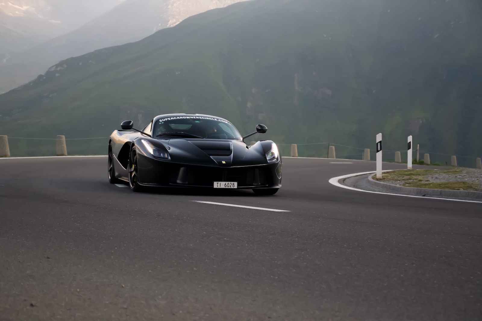 Hypercar Engineering: The Science Behind Record-Breaking Speed Machines